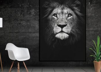 Posters with images of animals in the interior as an original decoration